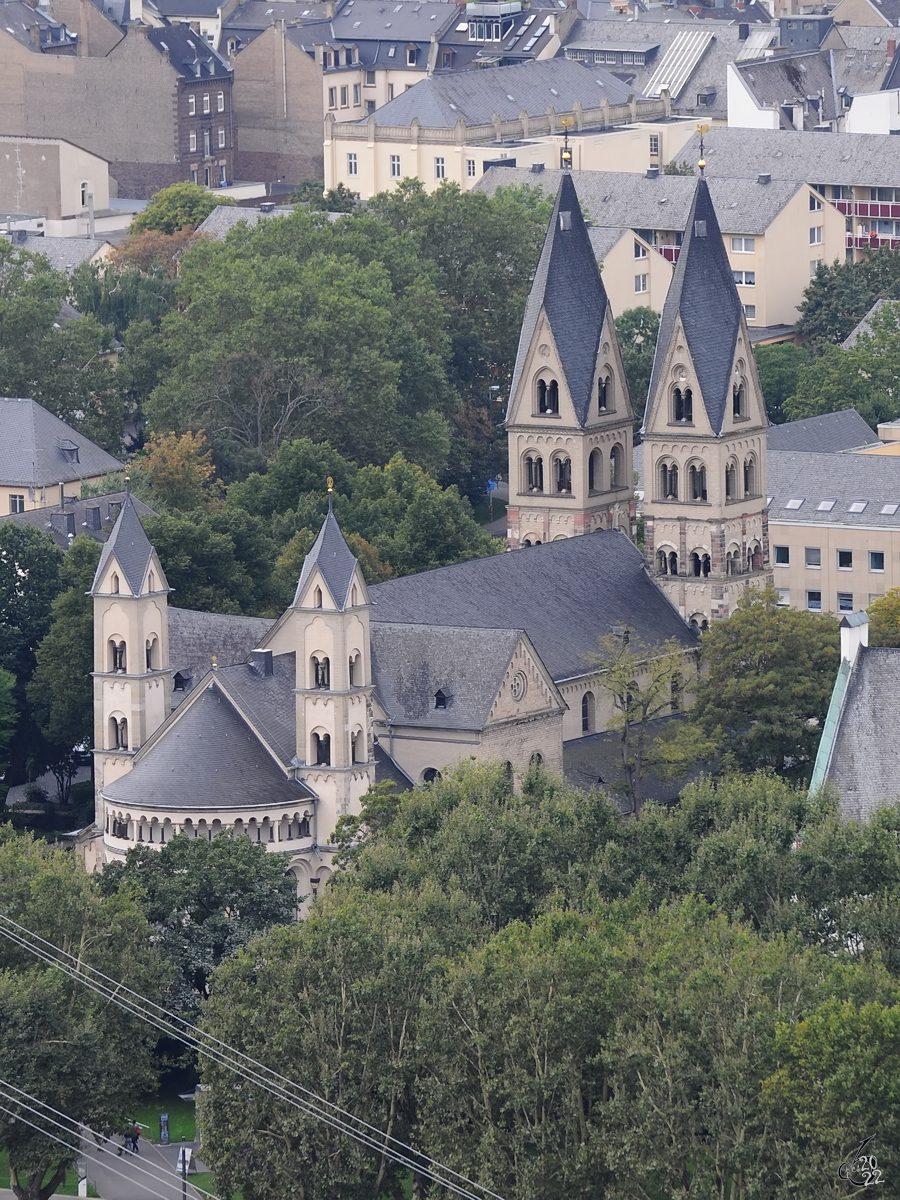 Blick von oben auf die 836 geweihte Basilika St. Kastor in Koblenz. (September 2013)