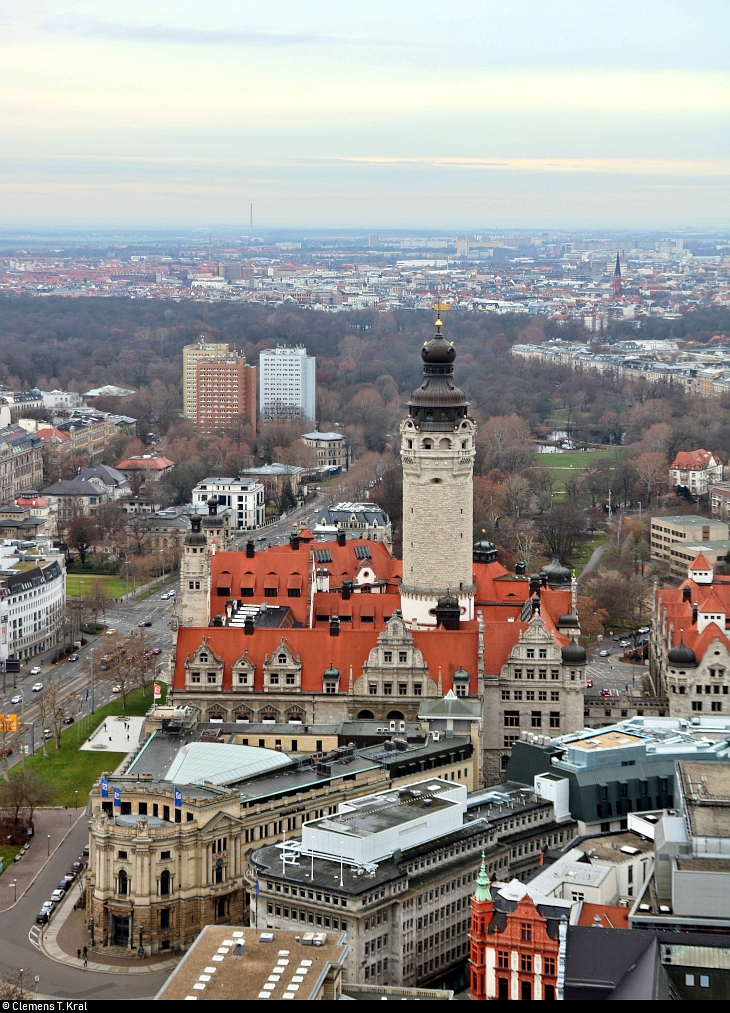 Blick von oben auf das Neue Rathaus der Stadt Leipzig mit seinem charakteristischen Turm.
Aufgenommen von der Aussichtsplattform des City-Hochhauses Leipzig.
[22.12.2019 | 11:33 Uhr]