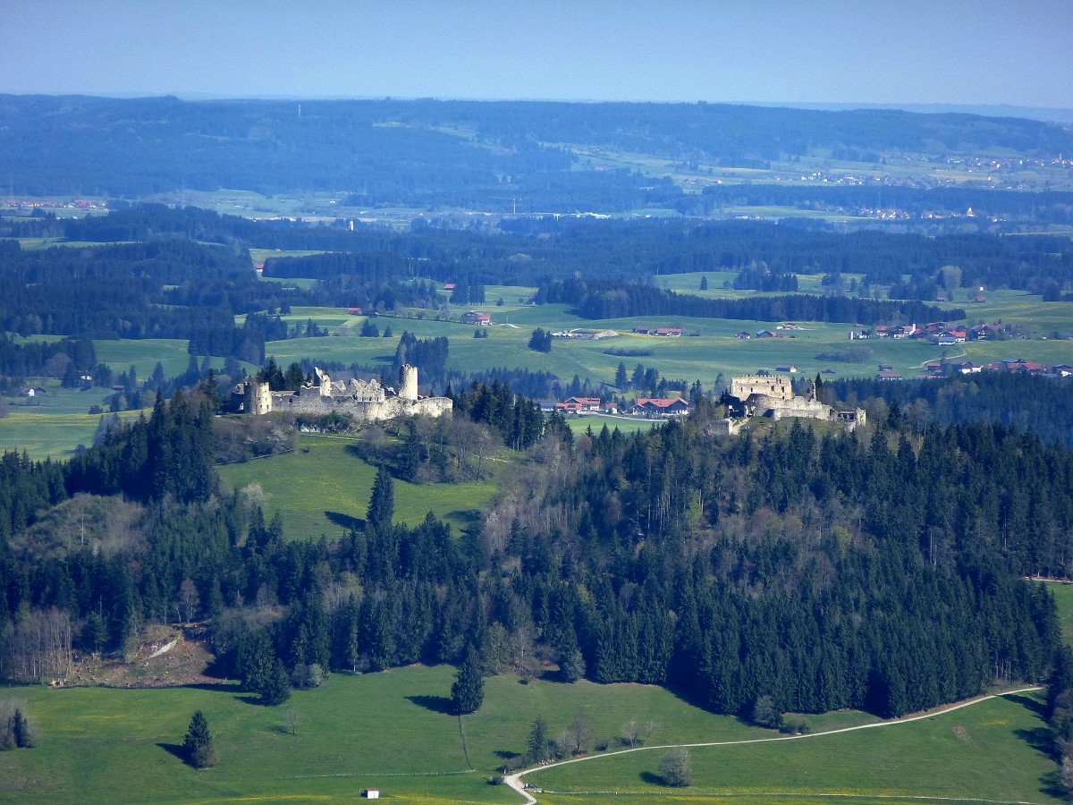 Blick von oben (Falkenstein 1267m) auf die Burgruinen im Ostallgu, Eisenberg (rechts) und Hohenfreyberg (links), April 2014
