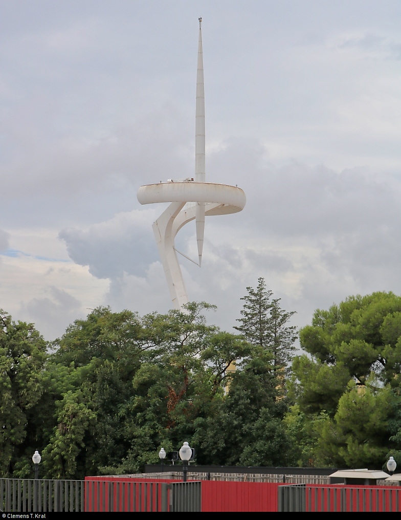 Blick vom Olympiastadion Barcelona (E) auf den Torre de comunicacions de Montjuc („Kommunikationsturm des Montjuc“), ein 136 m hoher Fernsehturm.
[18.9.2018 | 13:48 Uhr]