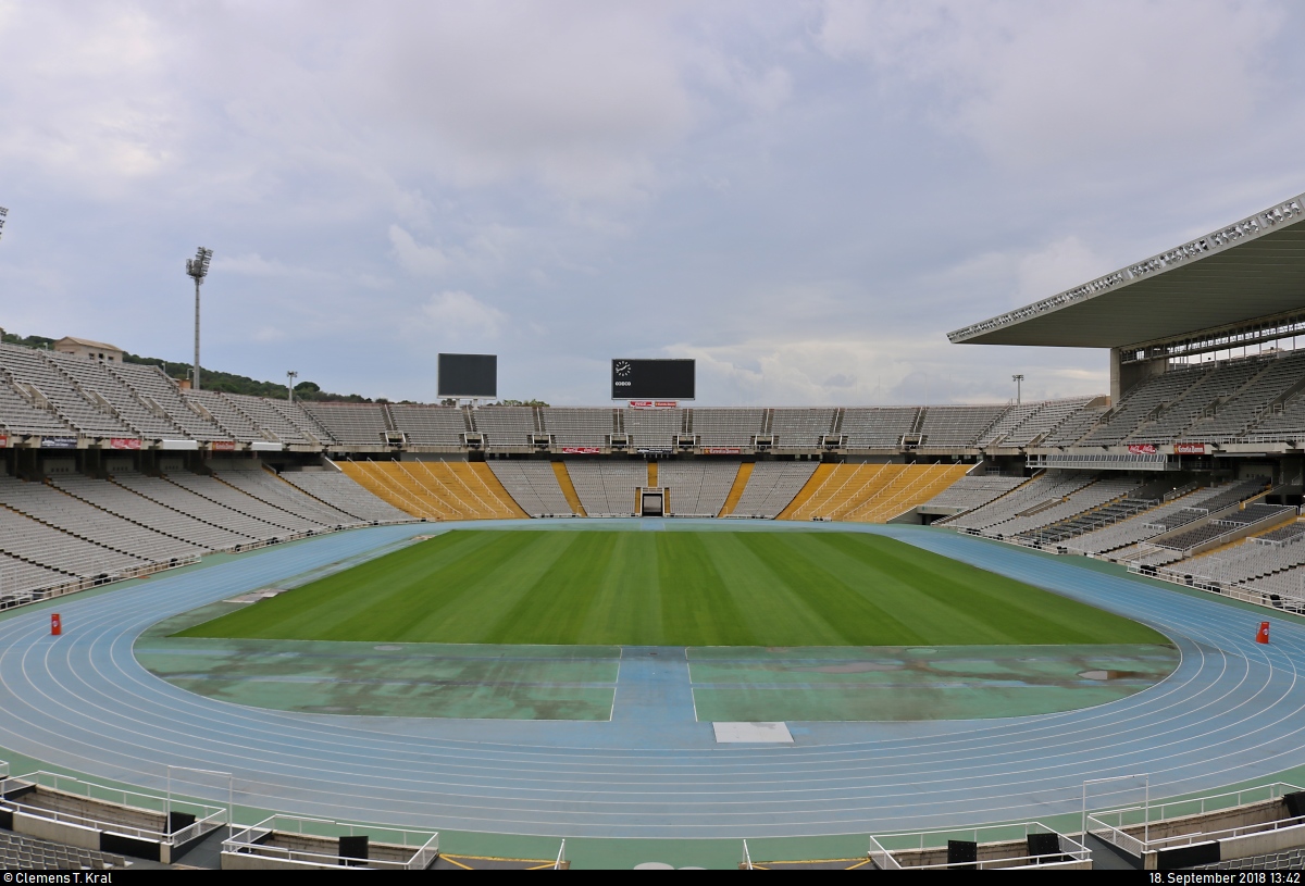 Blick in das Olympiastadion Barcelona (E) (Estadi Olmpic Llus Companys), im Jahr 1992 Austragungsort der Olympischen Sommerspiele.
[18.9.2018 | 13:42 Uhr]