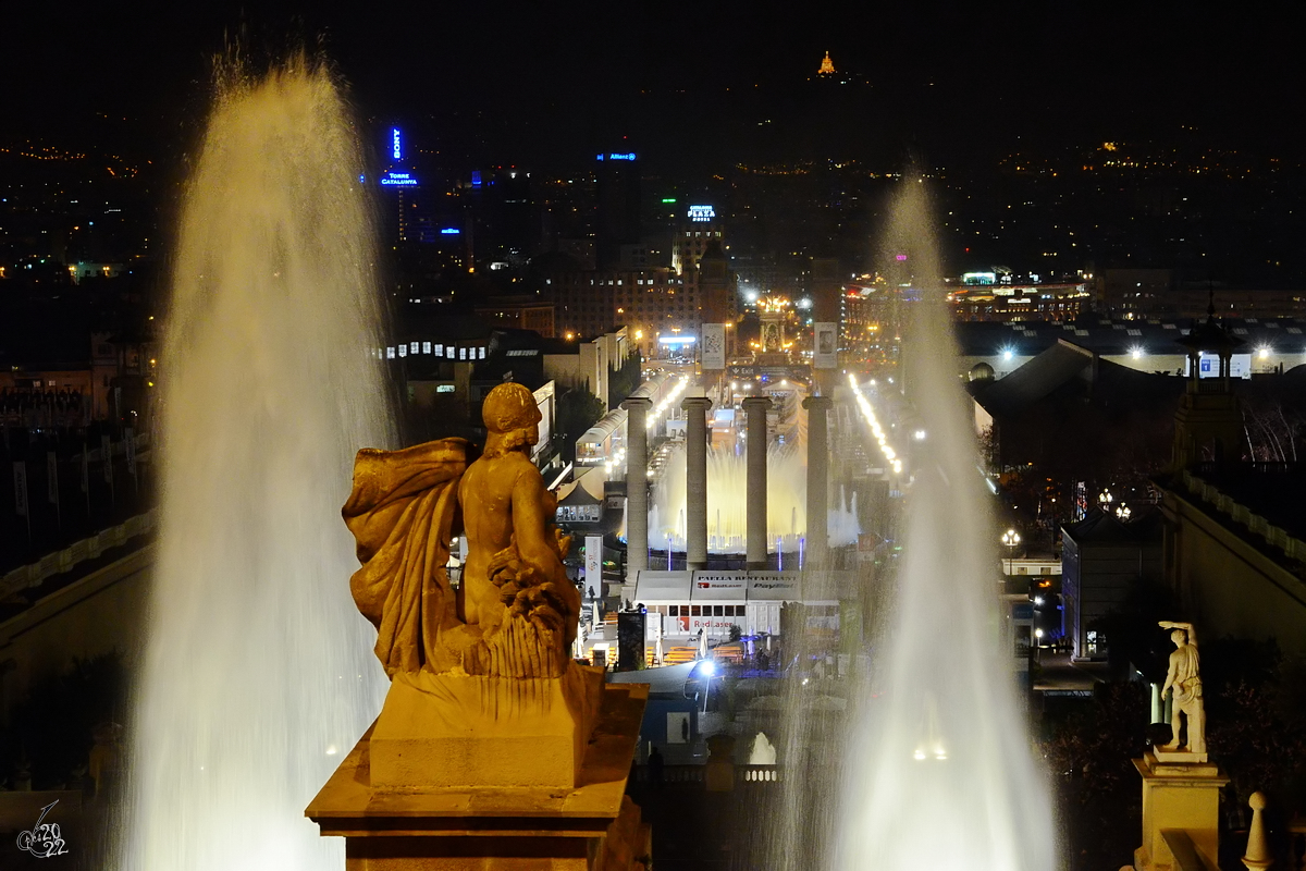 Blick vom Palau Nacional auf die  Avenida de la Reina Mara Cristina , welche anlsslich der Weltausstellung im Jahr 1929 errichtet wurde. (Barcelona, Februar 2012)