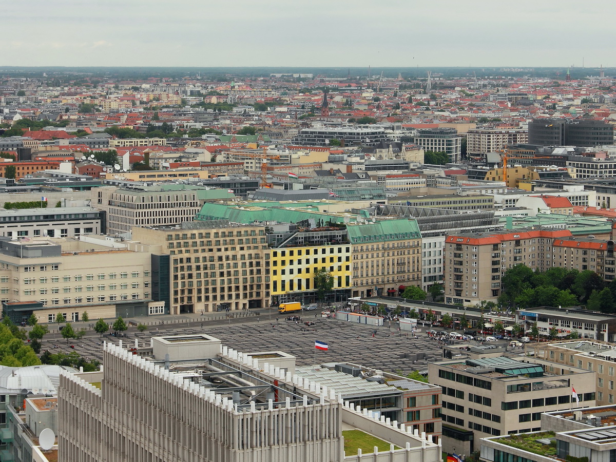 Blick vom Panoramapunkt auf dem Potsdamer Platz in Berlin Mitte in Richtung Adlon (grnes Dach)  und dem Stelenfeld des Holocaust-Mahnmals am 03. Juni 2015.