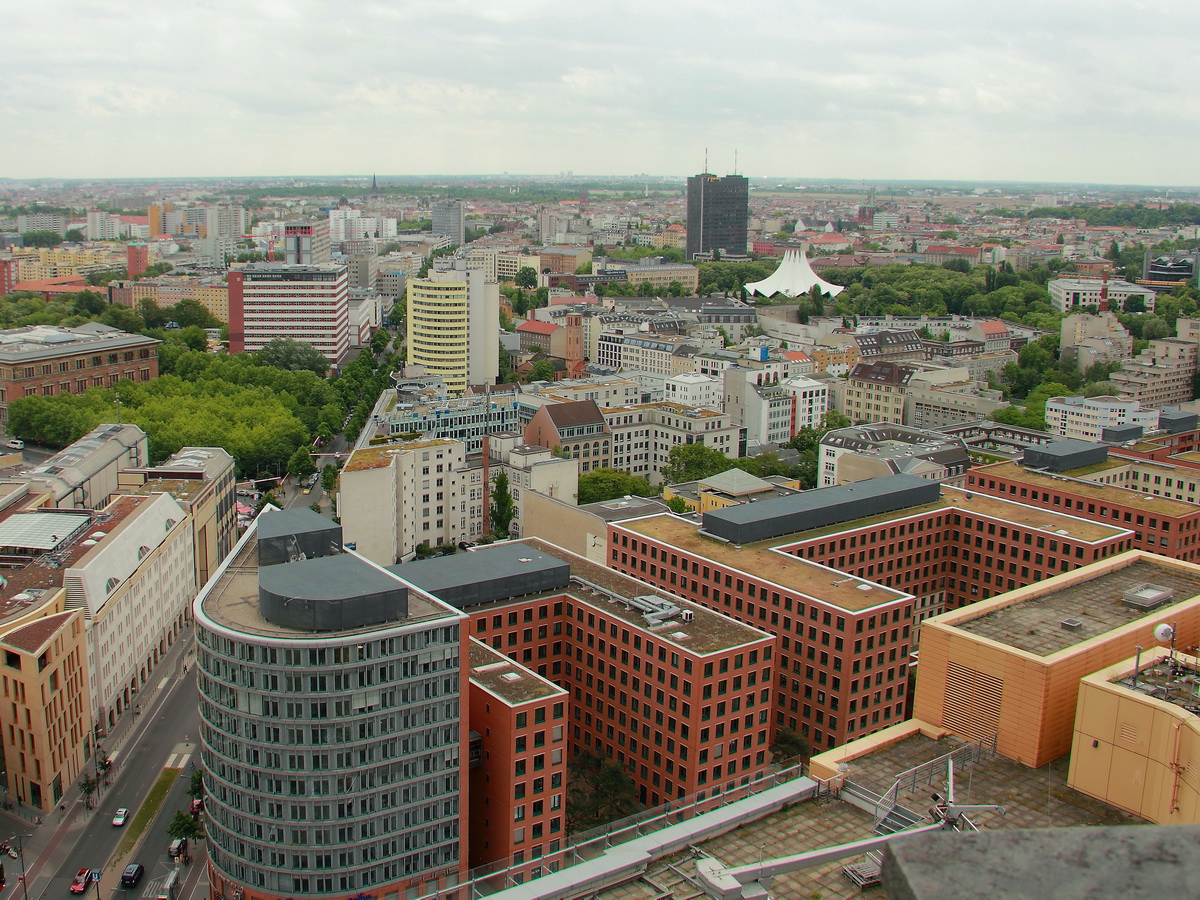 Blick vom Panoramapunkt auf dem Potsdamer Platz in Berlin Mitte in Richtung Kreuzberg, im Vordergrund die Stresemannstr. am 03. Juni 2015.