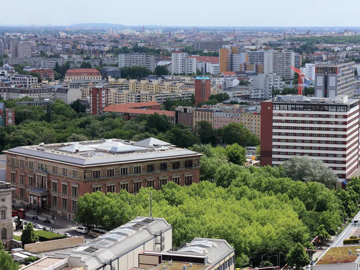 Blick vom Panoramapunkt auf dem Potsdamer Platz  zum Martin-Gropius-Bauam am 03. Juni 2015.