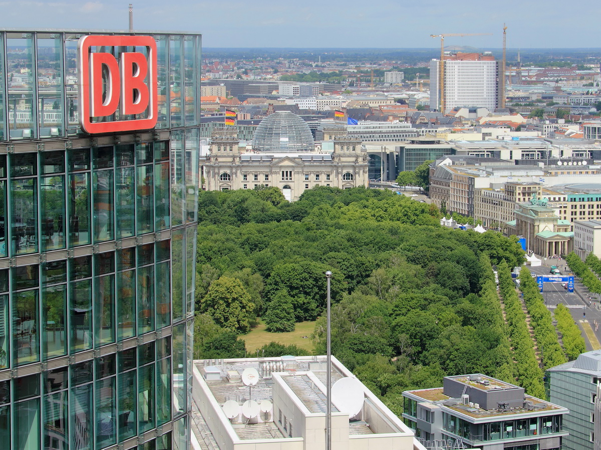 Blick vom Panoramapunkt auf dem Potsdamer Platz zum Abgeordnetenhaus und im Vordergrund der DB Tower am 03. Juni 2015.