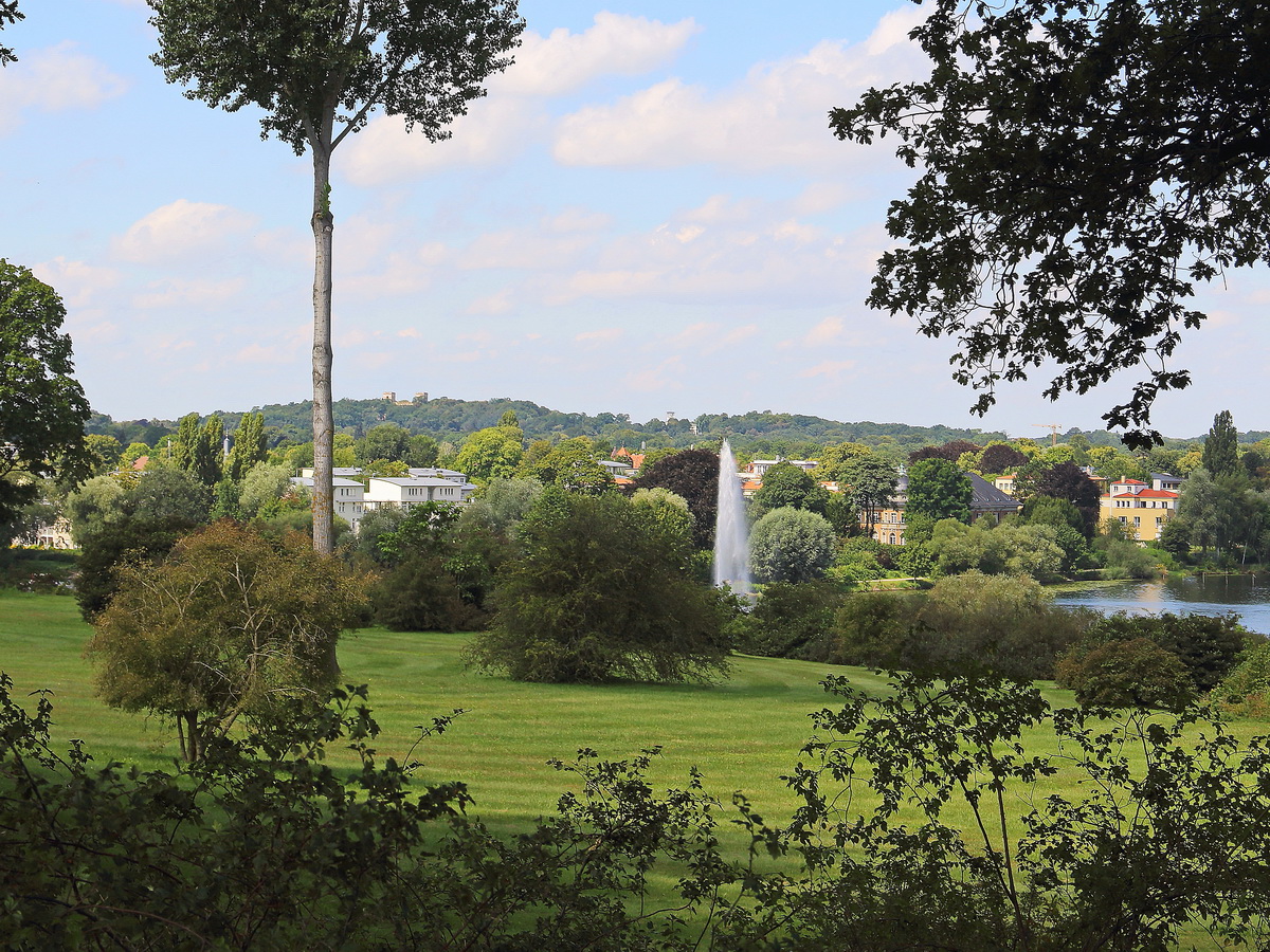 Blick vom Park am Schlo Babelsberg zum Schloss Belvedere auf dem Pfingstberg am 09. August 2017.