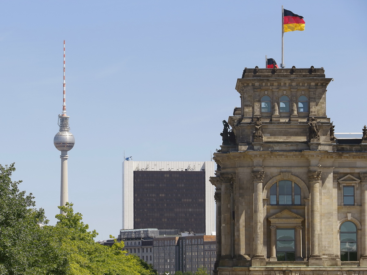 Blick von der Paul-Lbe-Allee am 06. Juni 2018. in Richtung Alexanderplatz, links der Fernsehturm, rechts ein Teil des Bundestages und im Hintergrund das Hotel Park In.