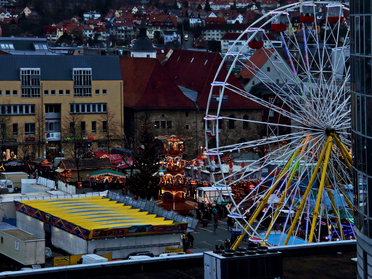 Blick vom Pulverturm am Johannistor auf den Weihnachtsmarkt in Jena am 09. Dezember 2017.

