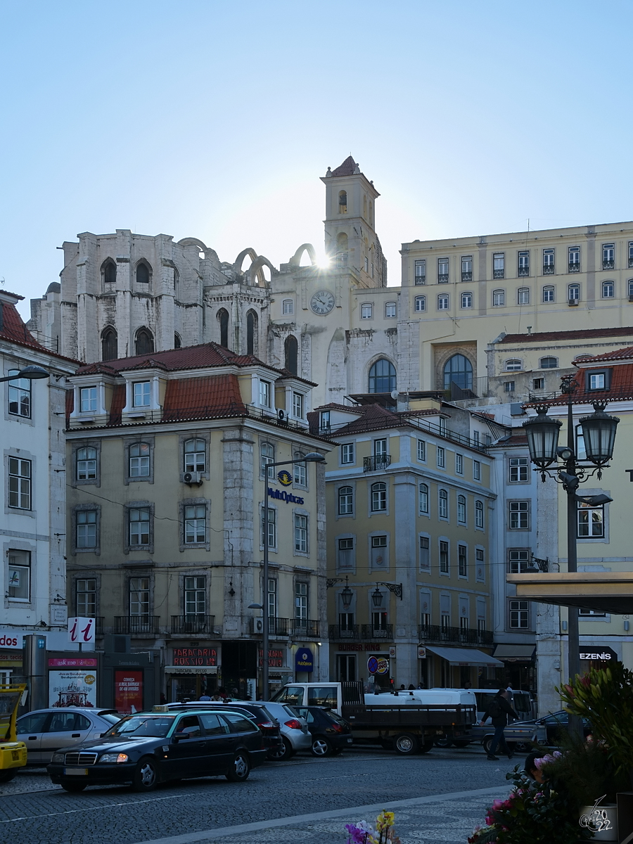 Blick vom Rand des Rossio-Platzes auf die berreste des von 1389 bis 1423 im gotischen Stil errichteten Kloster des Karmeliter-Ordens (Convento do Carmo). (Lissabon, Januar 2017)