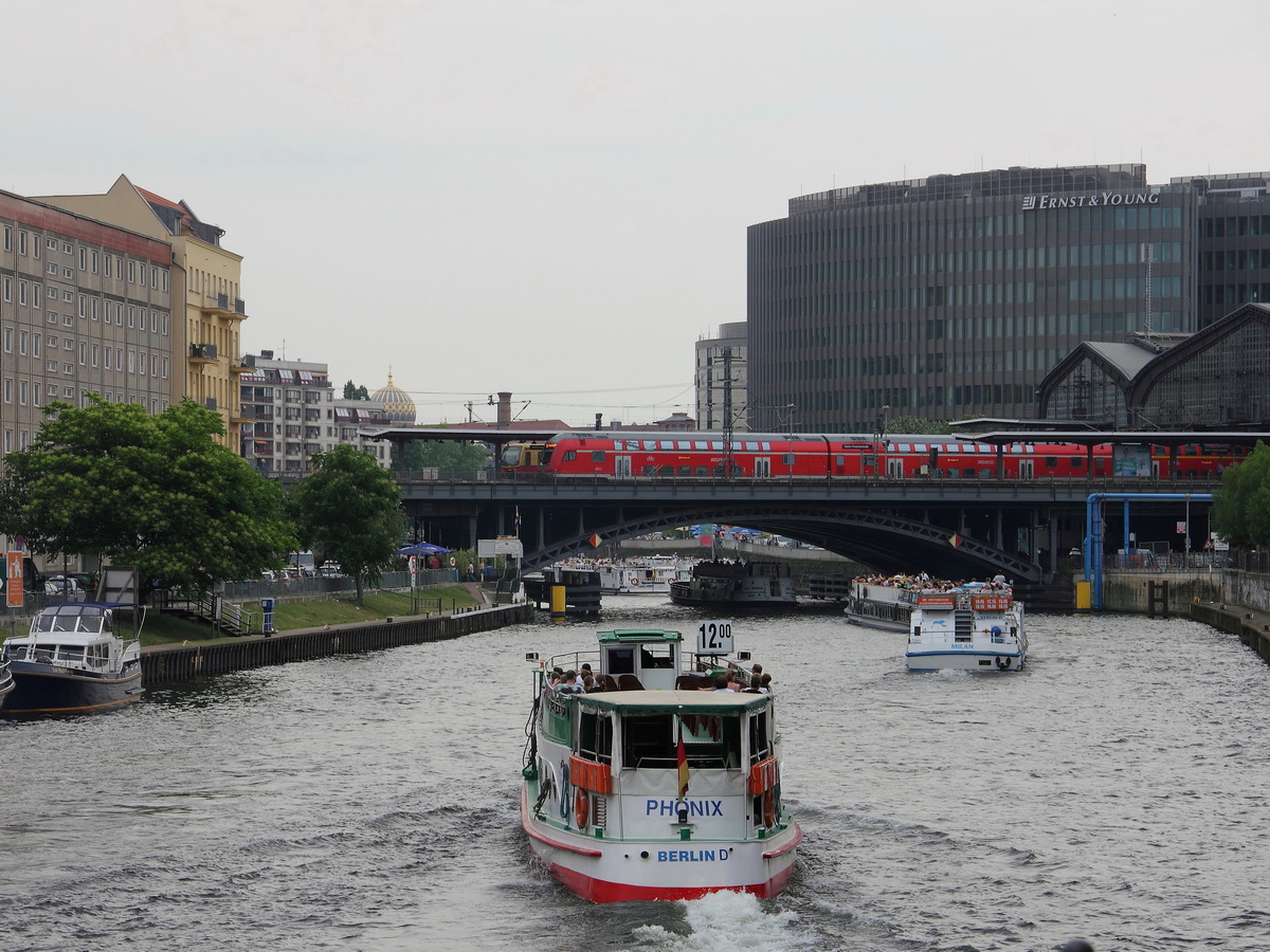 Blick vom Reichstagufer Hhe Wilhelmstrasse in Richtung Bahnhof Berlin Friedrichstrasse am 11. Juni 2014 auf dem auf Gleis 1 ein Regionalzug in Richtung Brandenburg steht.