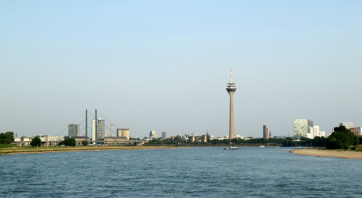 Blick vom Rhein auf  DSSELDORF  im August 2025