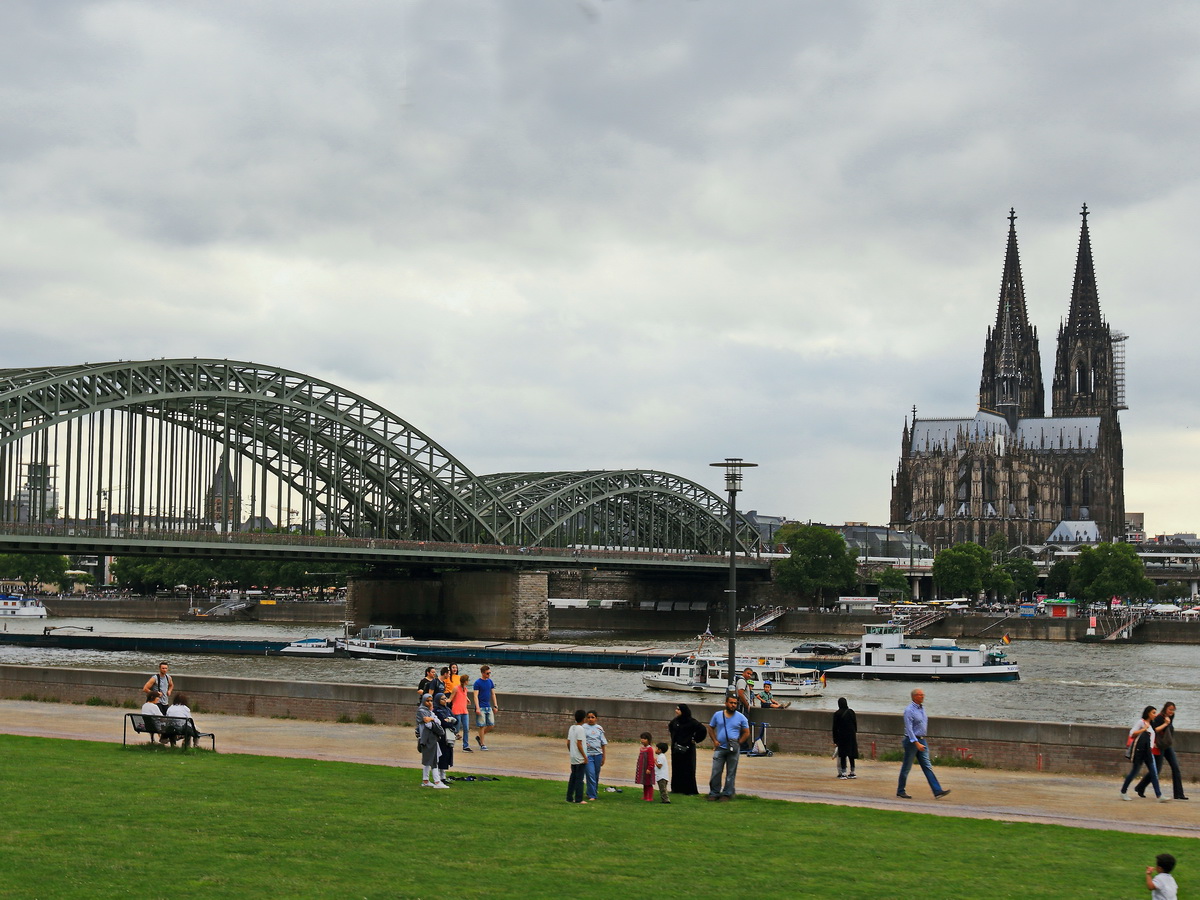 Blick in Richtung Dom und Hohenzollernbrcke von dem Rheinboulevard bei einer Rundfahrt am 29. Juli 2017 in Kln.