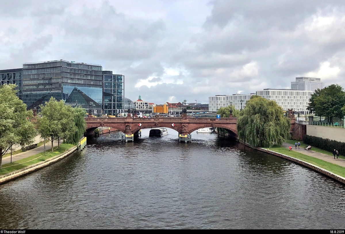 Blick Richtung Moltkebrcke in Berlin mit einem Teil des Berliner Hauptbahnhofs und, rechts im Hintergrund, dem Campus Charit Mitte (Klinik fr Neonatologie).
Aufgenommen von der Brcke zwischen Bundeskanzleramt und Magnus-Hirschfeld-Ufer.
(Smartphone-Aufnahme)
[18.8.2019]

 Theodor Wolf
Der Fotograf ist mit der Verffentlichung auf meinem Account ausdrcklich einverstanden und behlt alle Rechte am Bild.