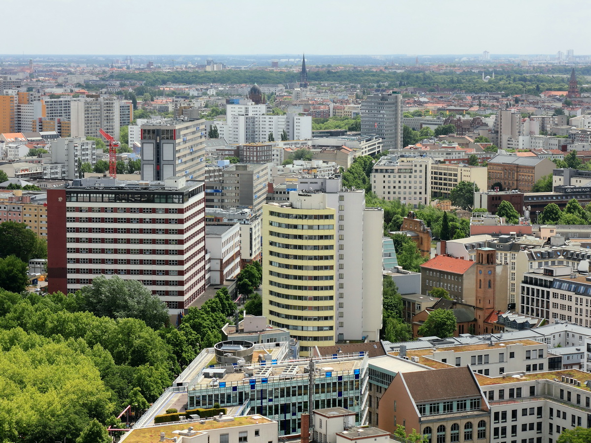 Blick in Richtung Neuklln und Kreuzberg  mit Willy Brandt vom Panoramapunkt auf dem Potsdamer Platz am 03. Juni 2015