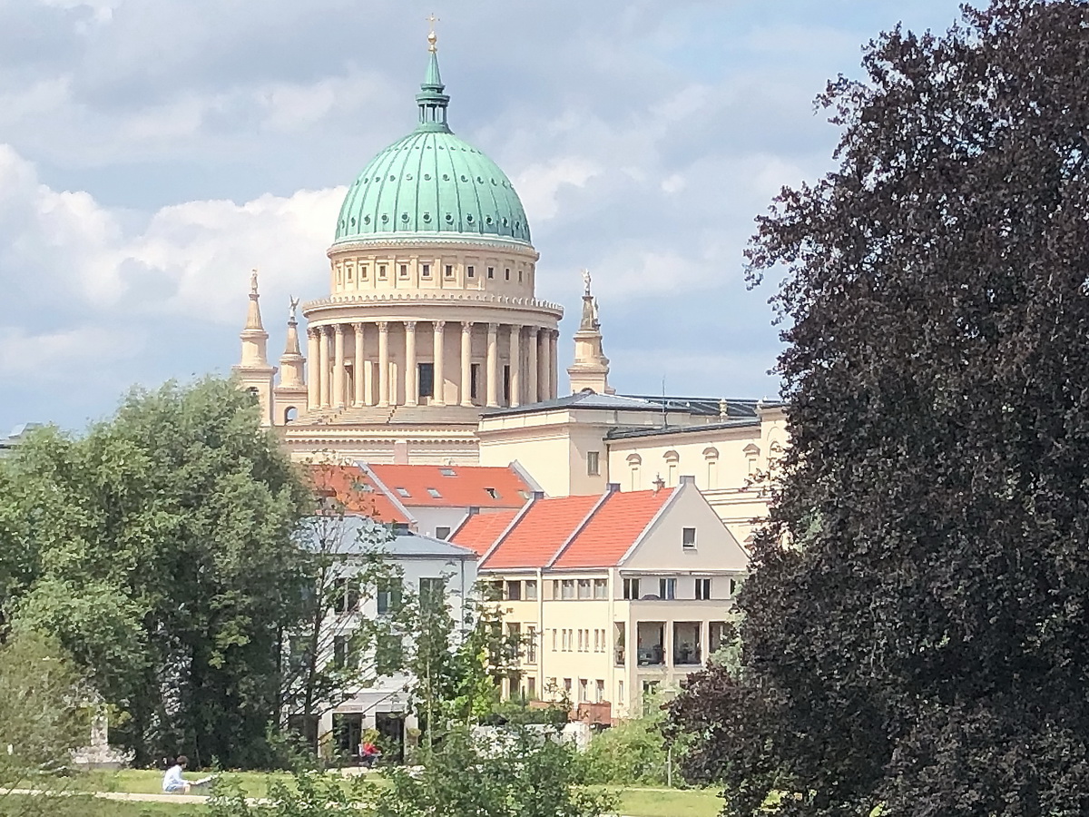 Blick in Richtung der Nikolaikirche in Potsdam am 02. Juli 2020 von der Langen Brcke in Hhe der alten Fahrt.