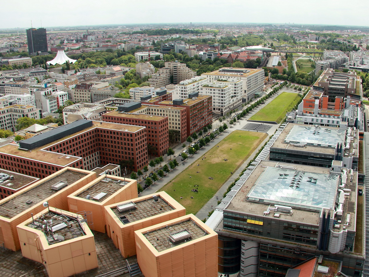 Blick in Richtung Park am Gleisdreieck vom Panoramapunkt auf dem Potsdamer Platz am 03. Juni 2015.