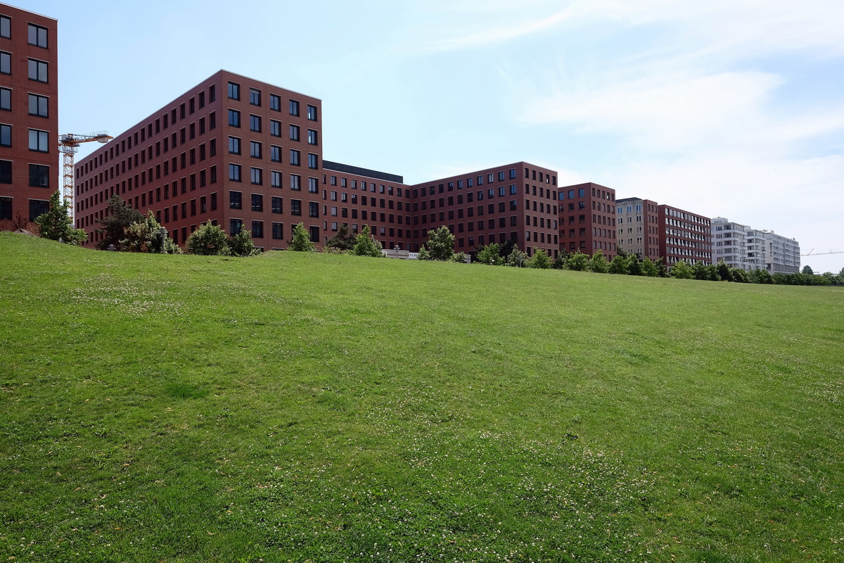 Blick in Richtung Tilla-Durieux-Park am Potsdamer Platz in Hhe der Linkstrasse am 11. Juli 2015. Auch ein Bild aus dem Workshop Moderne Stadtarchitektur am Potsdamer Platz mit Fuji Systemkameras am 11. Juli 2015.