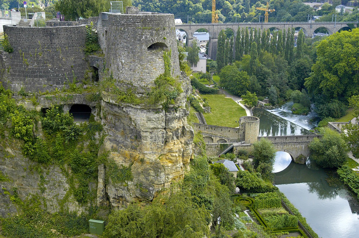 Blick von Rocher du Bock auf die Alzette in Luxemburg Stadt. Aufnahme: August 2007.