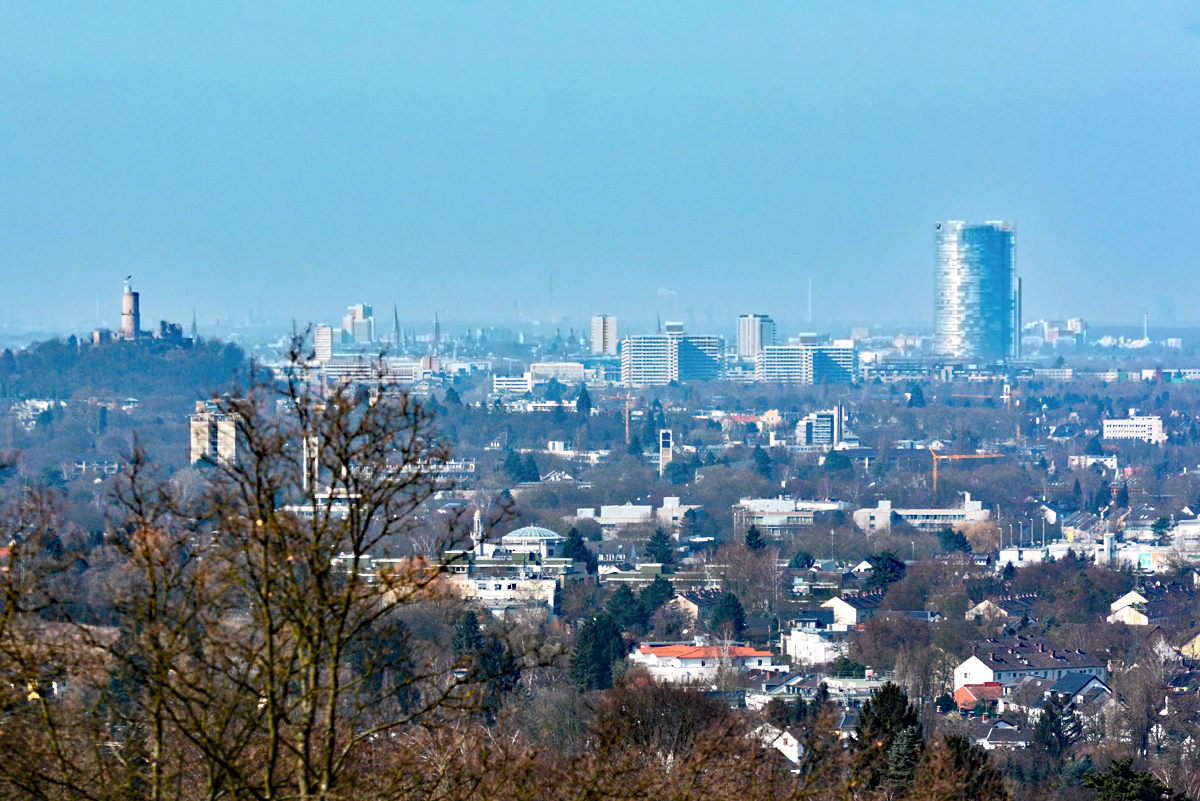 Blick vom Rolandsbogen nach Bonn/Bad Godesberg. Links Mitte Godesburg und rechts der Posttower. 14.03.2016