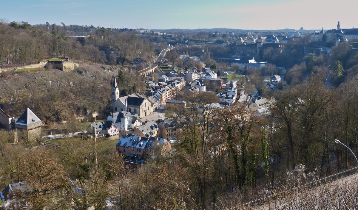 Blick von der Roten Brcke (Pont Grand Duchesse Charlotte) in Pfaffenthal mit der Zugstrecke der Linie 10 die in den Norden des Landes fhrt. 02.2021