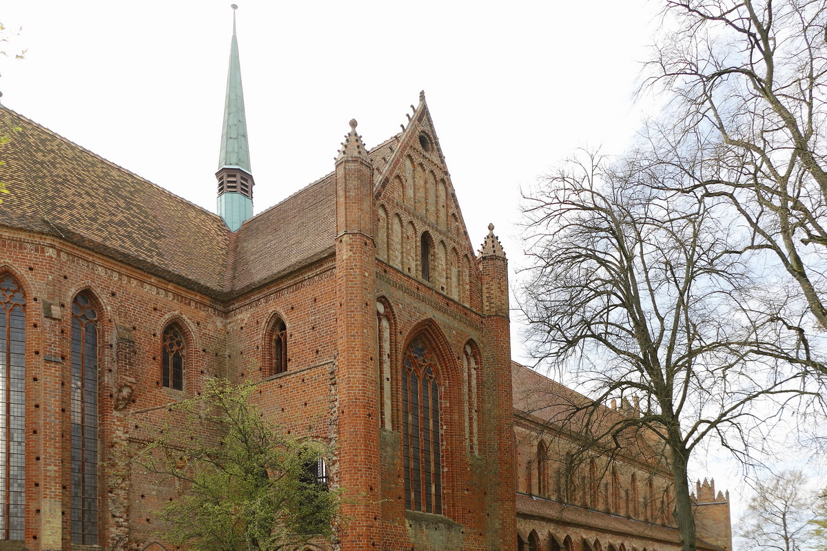 Blick vom rckseitigen Weg auf das Zisterzienser Kloster Chorin am 17. April 2019.