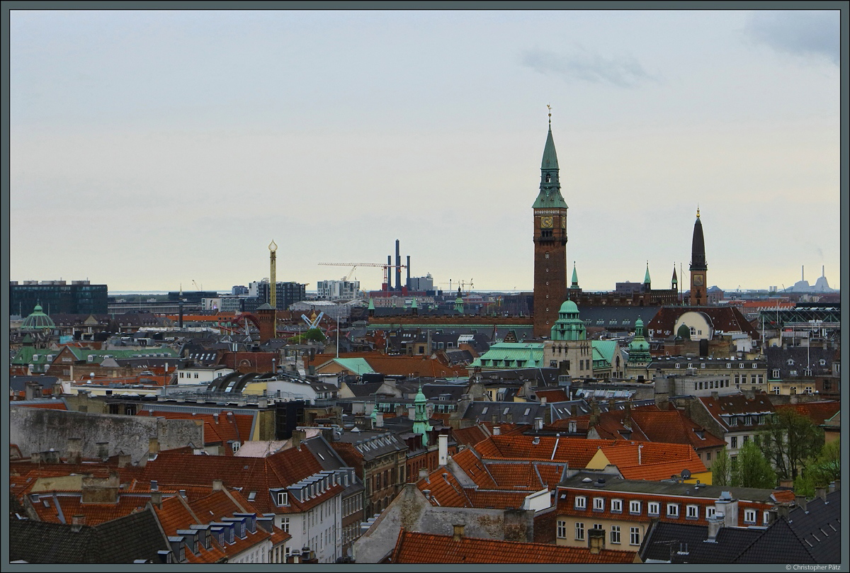 Blick vom Runden Turm ber die Dcher Kopenhagens auf den markanten 105 m hohen Rathausturm und den kleineren Turm des Palace Hotel. (27.04.2019)