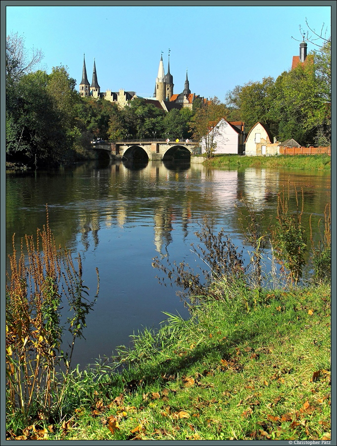 Blick vom Saaleufer auf das Schloss Merseburg und den Dom mit der Neumarktbrcke im Vordergrund. Am rechten Bildrand ist der Turm der Neumarktkirche erkennbar. (28.10.2014)