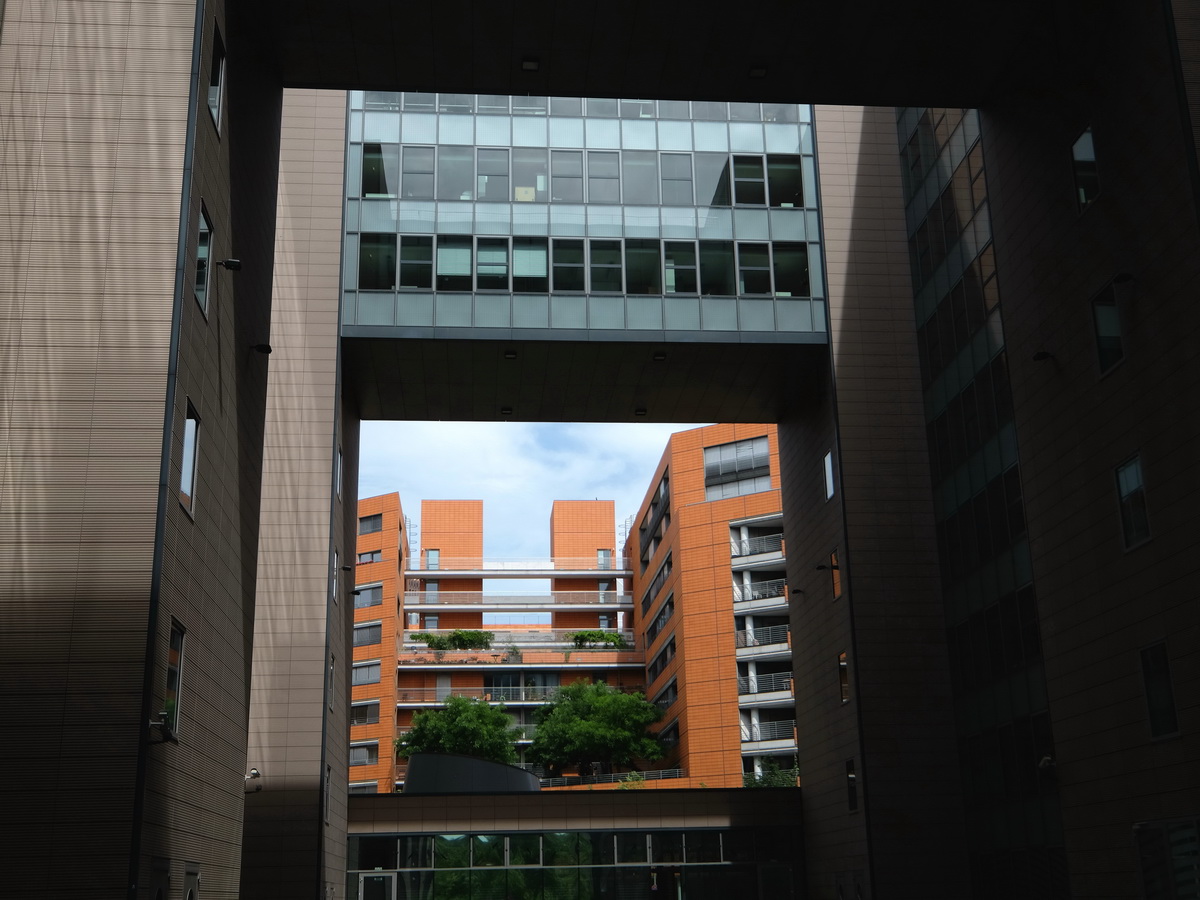 Blick von der Schellingstrae in Berlin Mitte in Richtung Landwehrkanal, auch dieses Bild wurde am 11. Juli 2015 Im Rahmen eines Workshop Moderne Stadtarchitektur am Potsdamer Platz mit Fuji Systemkameras gefertigt.