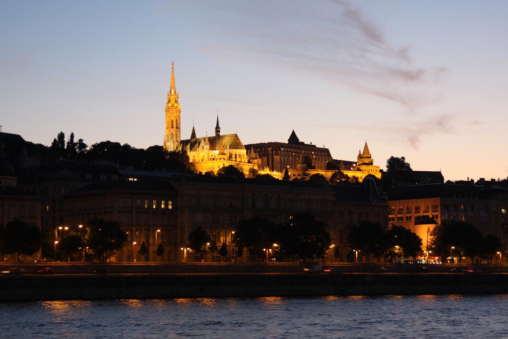 Blick vom Schiff auf der Donau aus auf die abends am 19.6.2017 beleuchtete Fischer Bastei und die Mathias Kirche in Budapest.