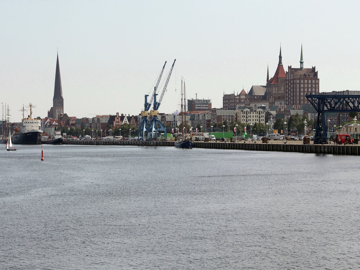 Blick vom Schiff auf der Unterwarnow in Richtung Rostock, Strandstrae und Lange Strae am 30. August 2017.