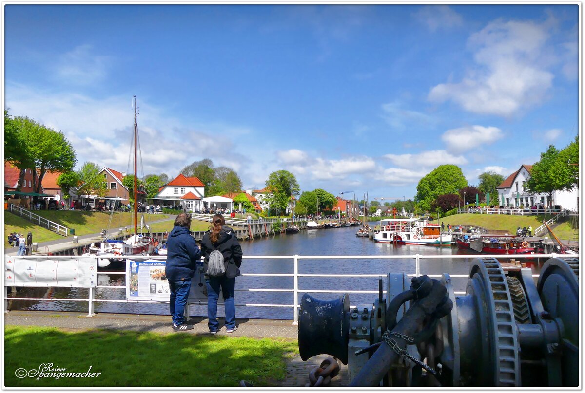 Blick von der Schleuse auf den Sielhafen von Carolinensiel. Zahlreiche Cafes laden hier zum Verweilen ein. Ende Mai 2023