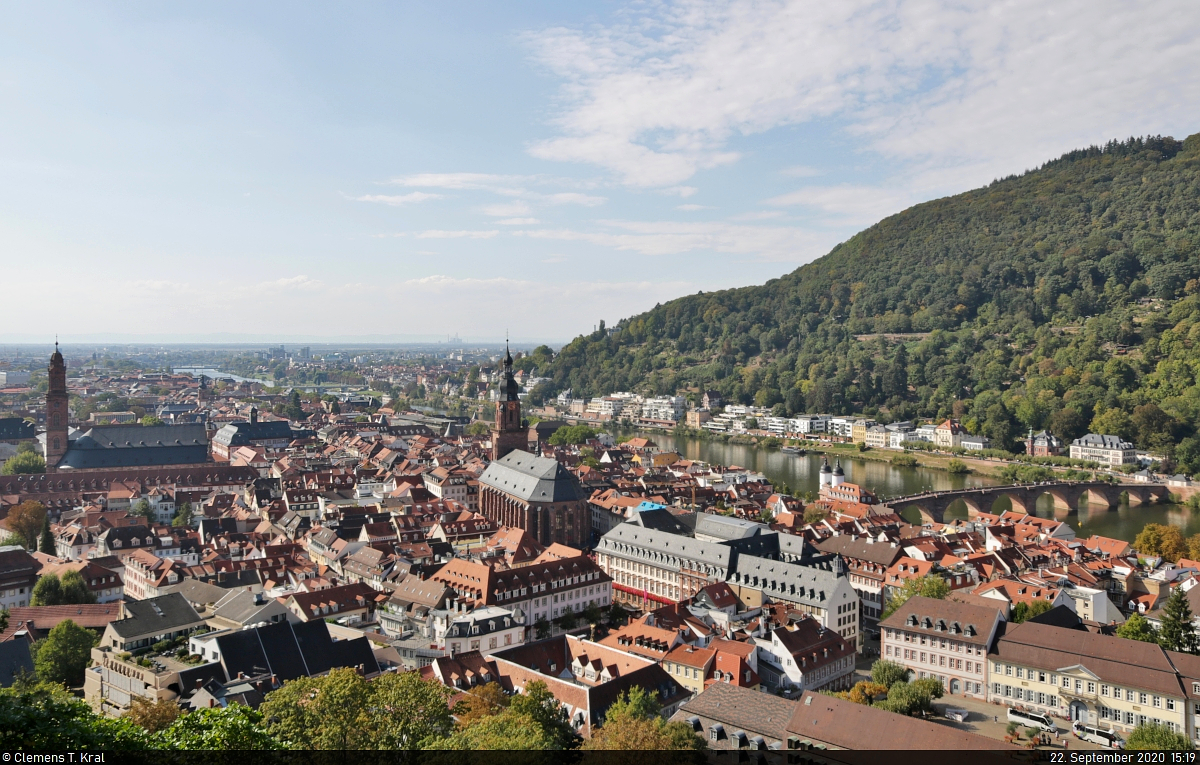 Blick vom Schloss auf die Heidelberger Altstadt, u.a. mit der Jesuitenkirche (links), der Heiliggeistkirche (Mitte) sowie der Alten Brcke (rechts).

🕓 22.9.2020 | 15:19 Uhr