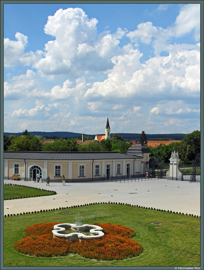 Blick vom Schloss zur Kirche von Edelny. (19.08.2014)