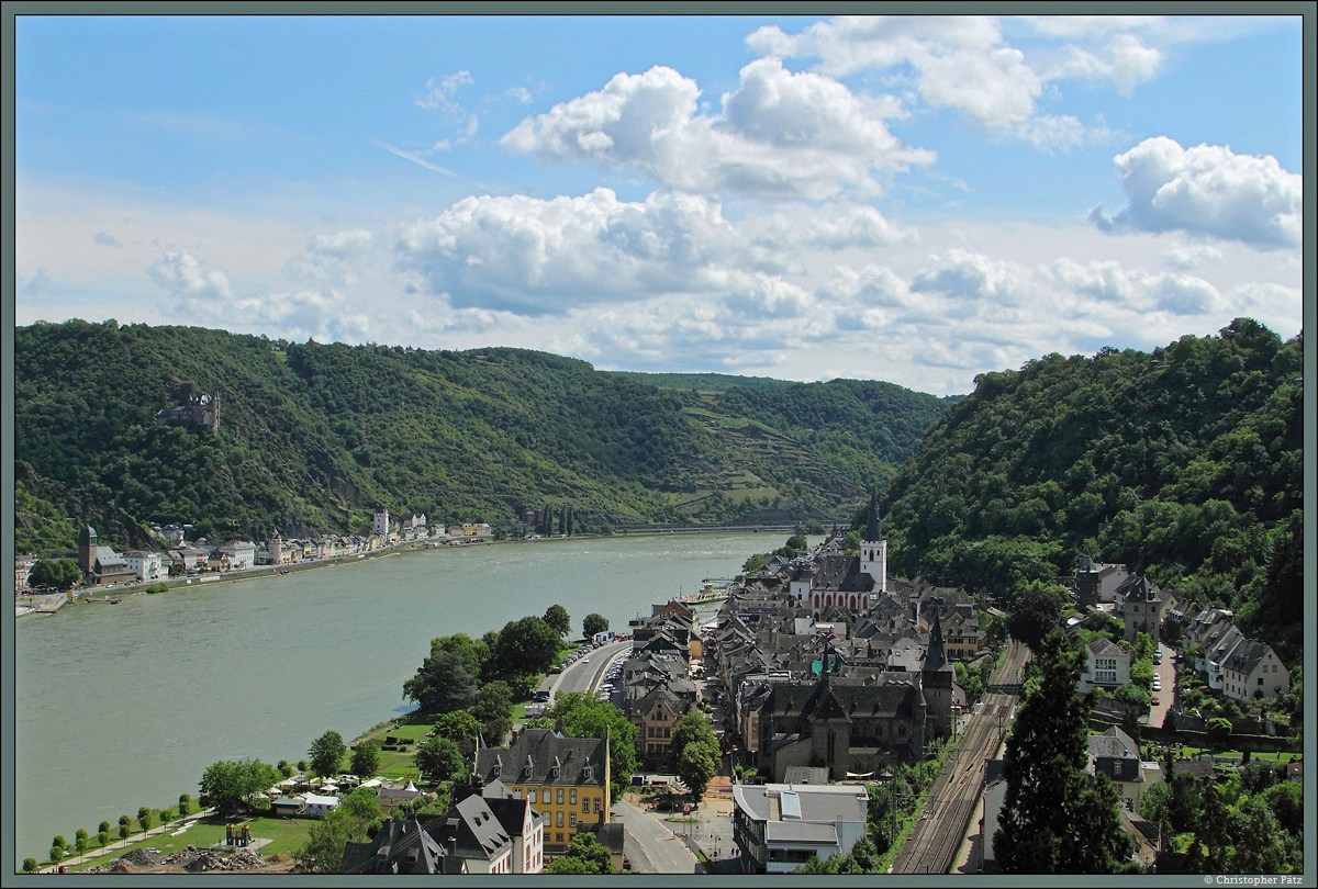 Blick vom Schlossberg auf Sankt Goar: Im Vordergrund das Zentrum von St. Goar mit der katholischen Pfarrkirche, dahinter die evangelische Stiftskirche. Rechts der Rheinstrecke sind zwei Wehrtrme erhalten geblieben. Auf der anderen Seite des Rheins befindet sich Sankt Goarshausen mit der Kirche St. Johannes. ber dem Ort tront die Burg Katz. (09.08.2014)