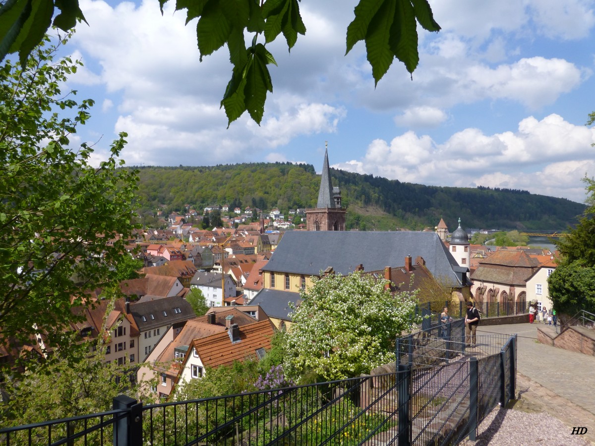 Blick von der Schlossgasse zur Stiftskirche und zur Stadtmitte von Wertheim.
Aufgenommen im April 2014.