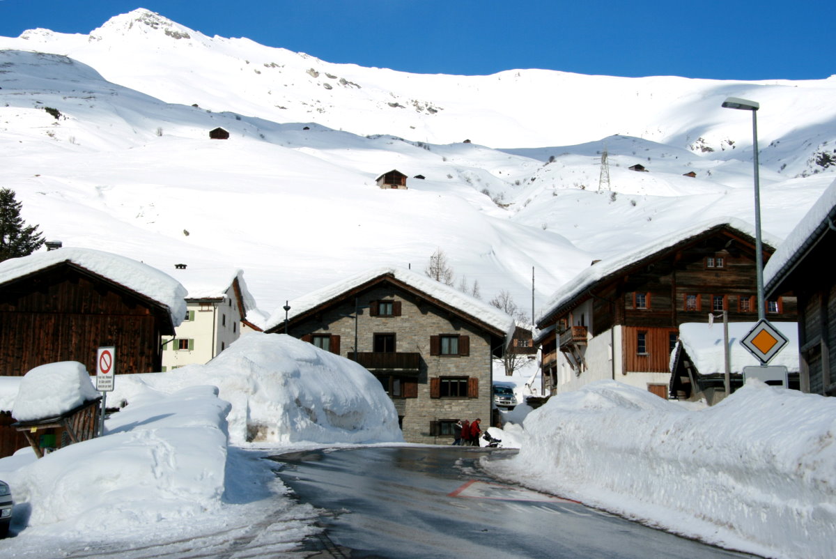 Blick in die von Schneemassen umgebenen Strassen von Nufenen; 09.02.2014