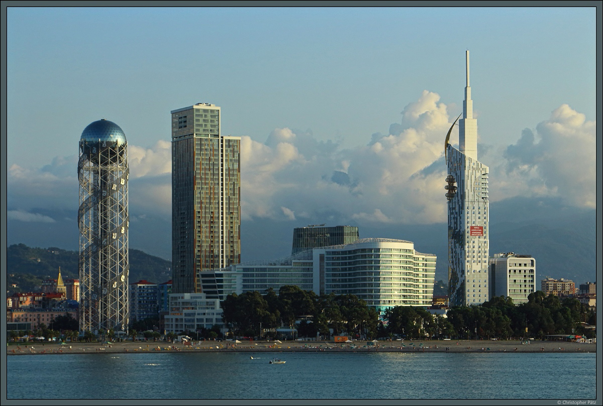 Blick vom Schwarzen Meer auf die Skyline Batumis: Links der 2011 fertiggestellte Alphabet-Turm, rechts das Gebude der technischen Universitt Batumi - mit integrierten Riesenrad! (11.09.2019)