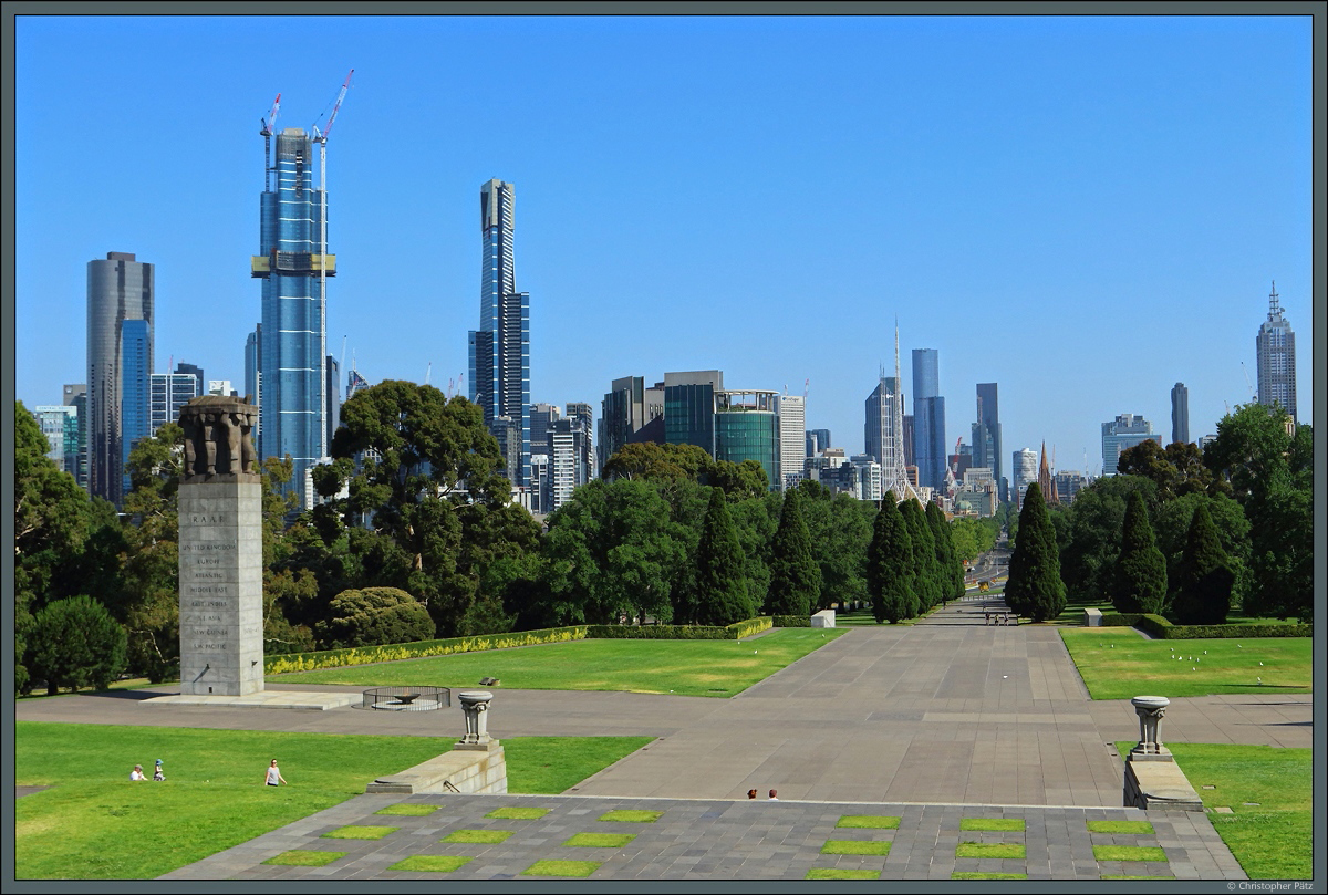 Blick vom Shrine of Remembrance auf die Downtown von Melbourne. Links im Bau der nach Fertigstellung 317 m hohe  Australia 108  und rechts daneben der 297 m hohe Eureka Tower, derzeit hchstes Gebude der Stadt. (29.12.2019)