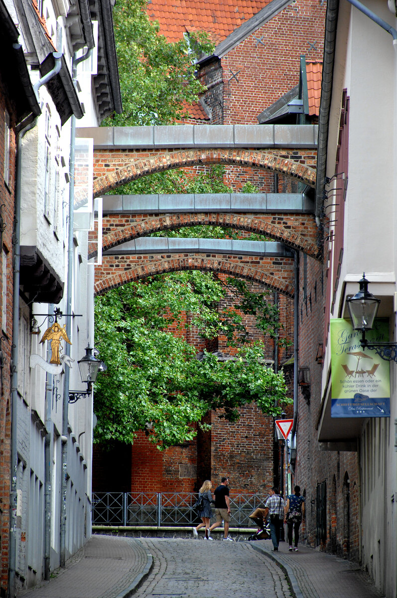 Blick in die Siebente Querstrae in der Lbecker Altstadt. Der Name der Strae, der auf eine Nummerierung der Querstraen in der Lbecker Altstadt schlieen lsst, ist irrefhrend. Tatschlich hat es eine solche Nummerierung nie gegeben, und dementsprechend trug die Siebente Querstrae auch nie die Nummer sieben. Aufnahme: 21. August 2021.