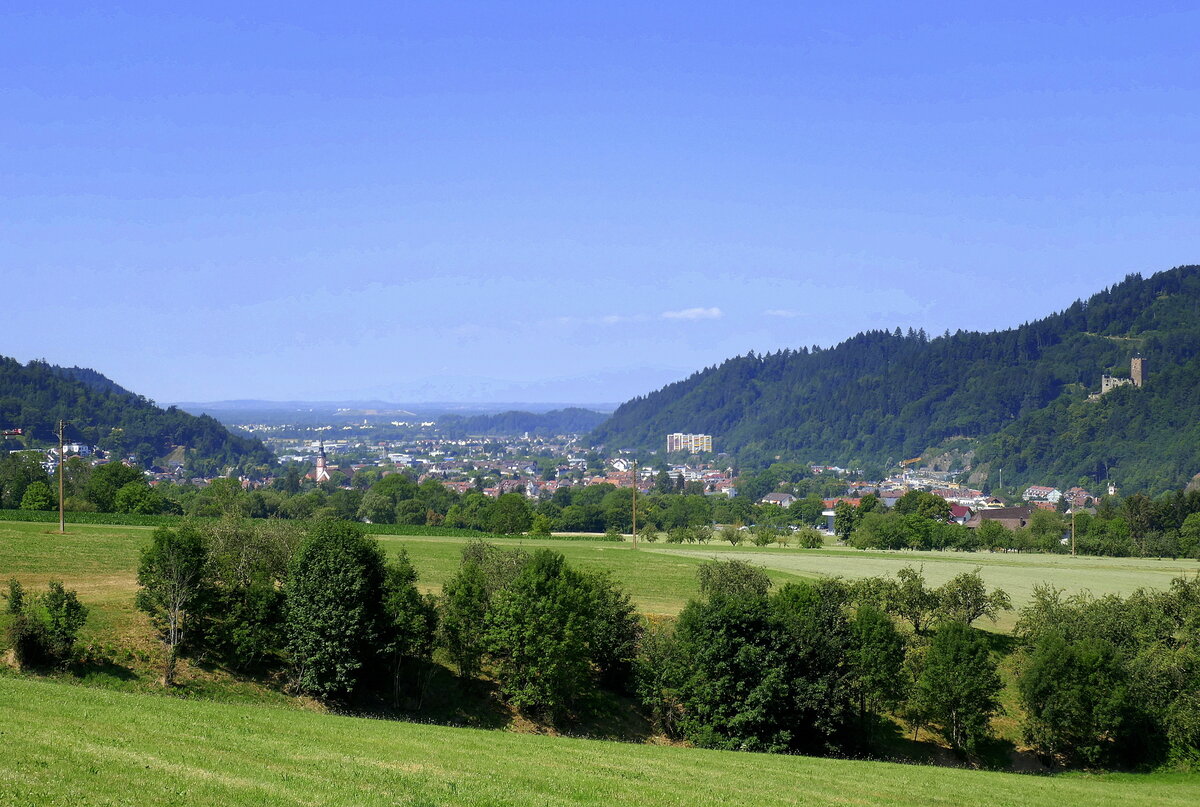 Blick von den Siensbacher Hhen auf Waldkirch und auf den bergang des Elztales in die Rheinebene, rechts hoch ber der Stadt die Ruine der Kastelburg, Juli 2022