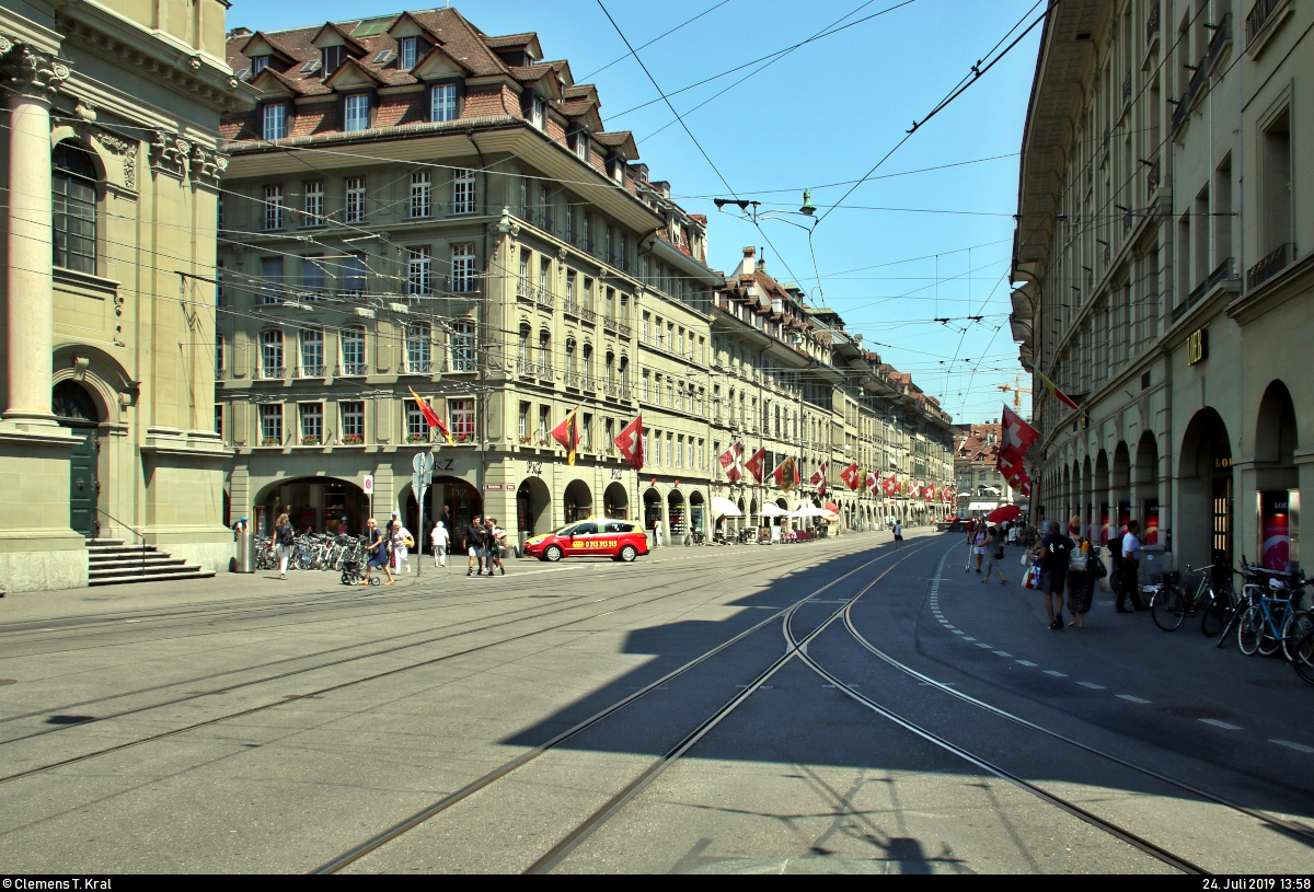 Blick in die Spitalgasse von Bern (CH). Die meisten Passanten laufen bei etwa 35 C dann doch lieber im Schatten.
[24.7.2019 | 13:58 Uhr]