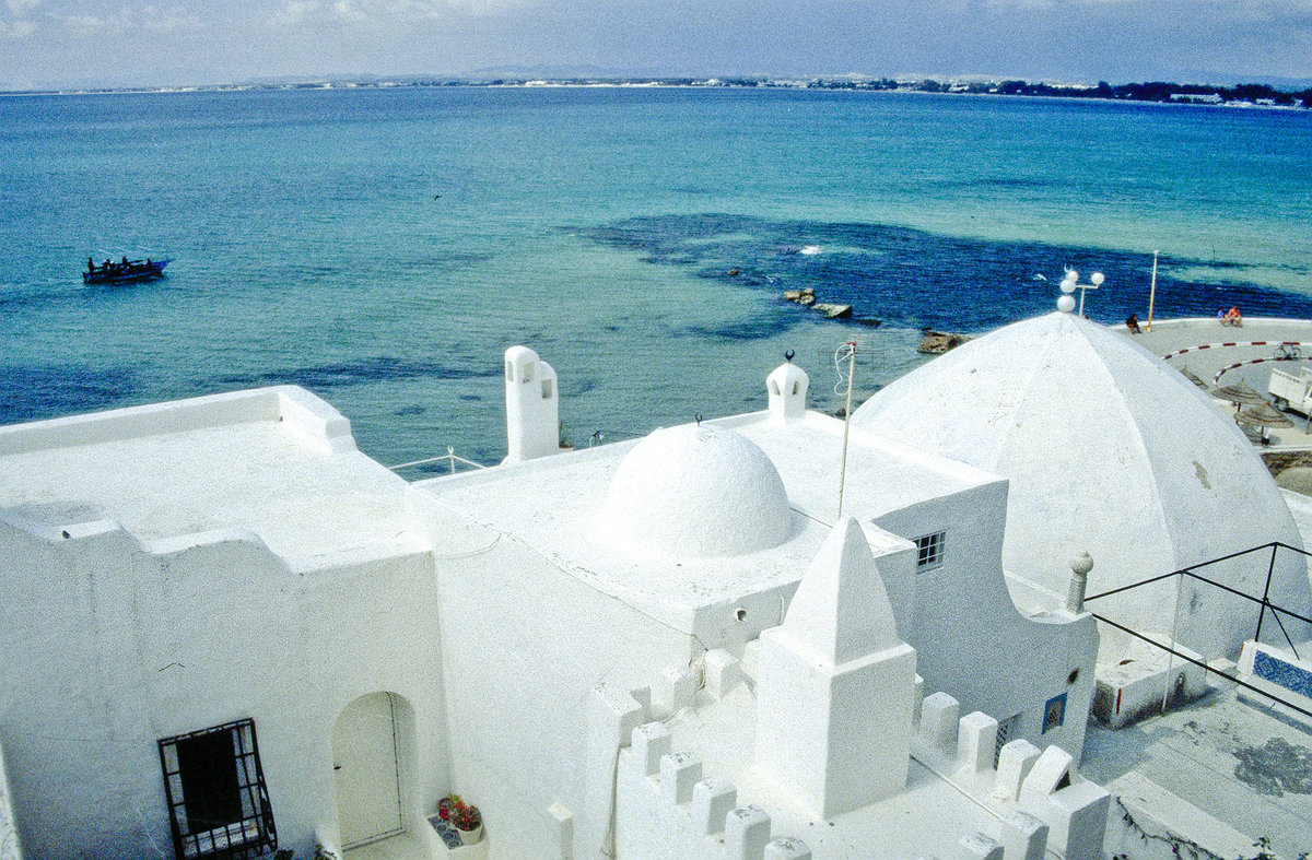 Blick von der Stadtmauer in Hammamet. Bild vom Dia. Aufnahme: Mrz 1997.