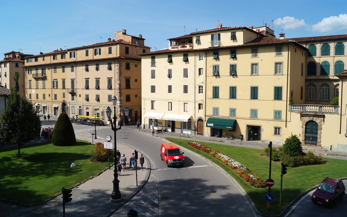 Blick von der Stadtmauer in Lucca auf die darunterliegenden Gebude an der Via Francesco Carrara, 06.09.2018.