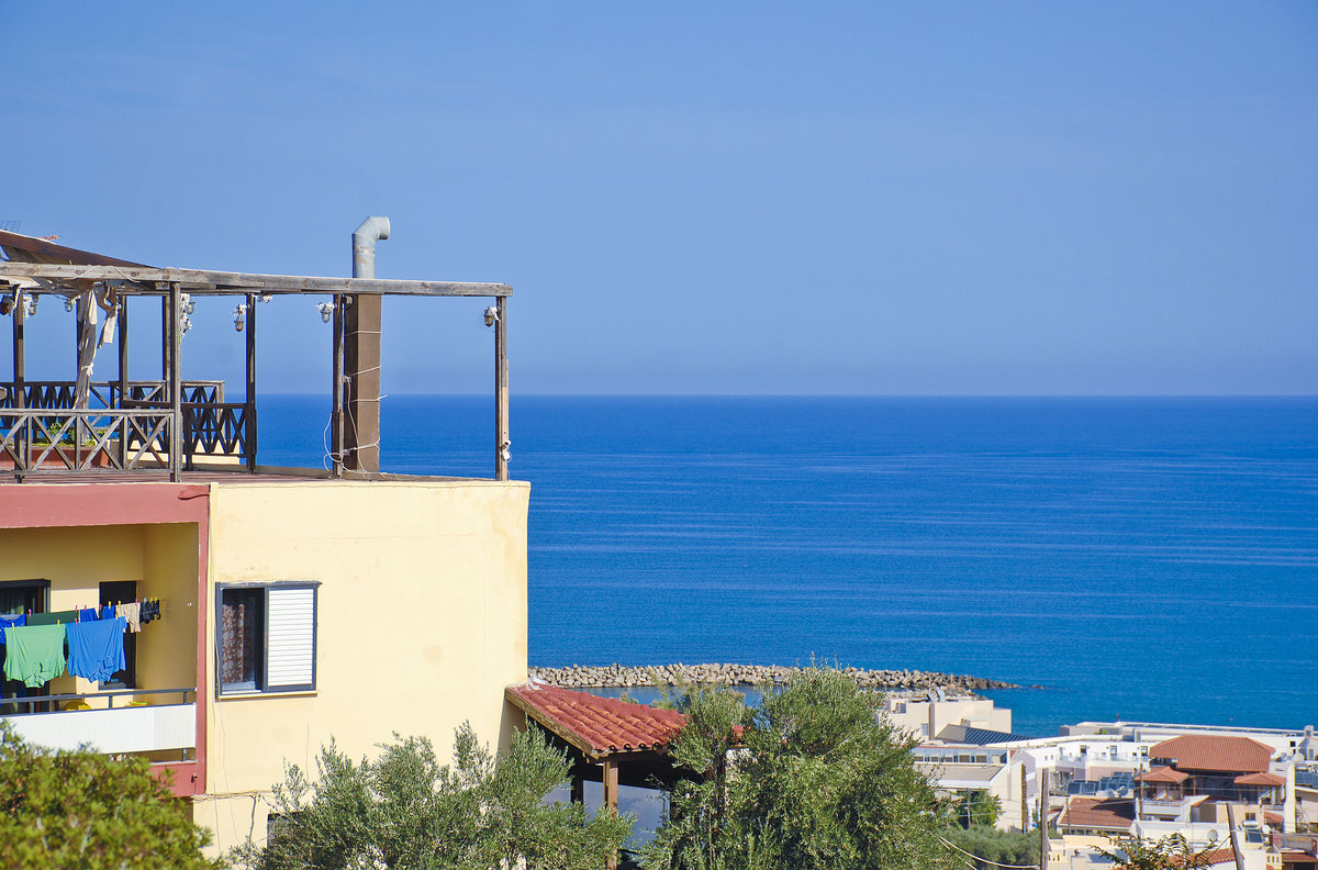 Blick vom Stadtteil Alt-Platanias auf Kreta. Aufnahme: 22. Oktober 2016.