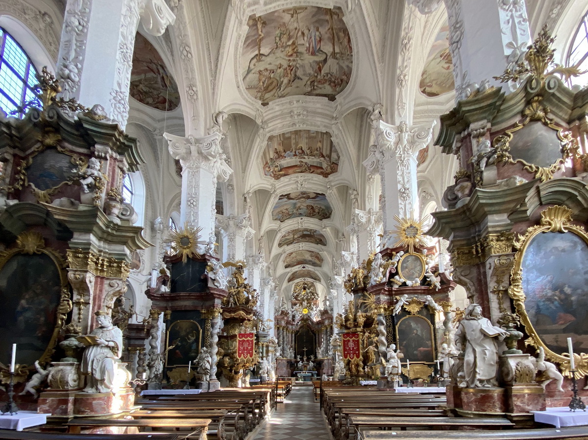 Blick in  der Stiftskirche St. Marien in Neuzelle zum Altar am 10. September 2020.