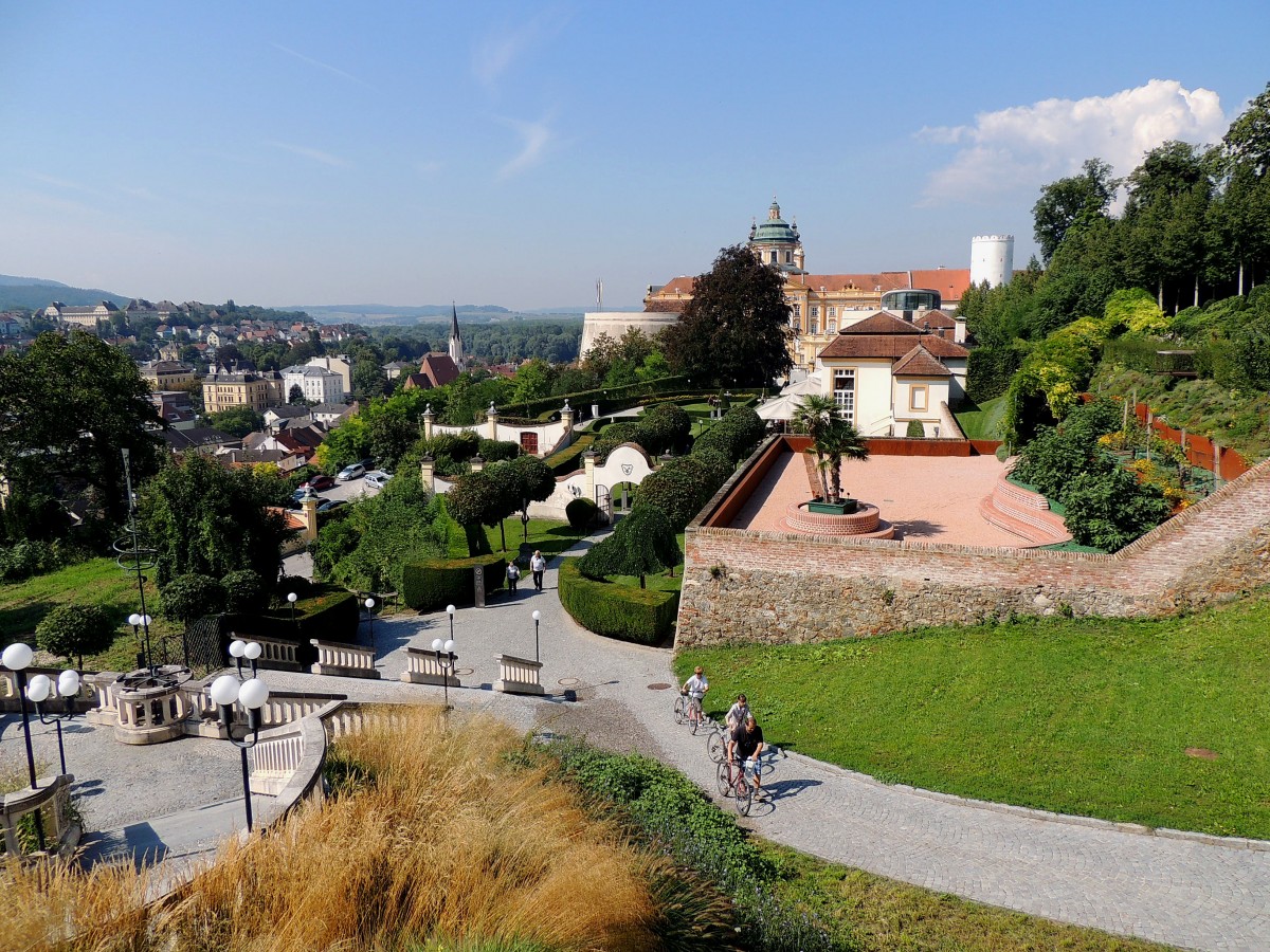 Blick vom Stiftsparkplatz in Richtung Stadt MELK; 130830