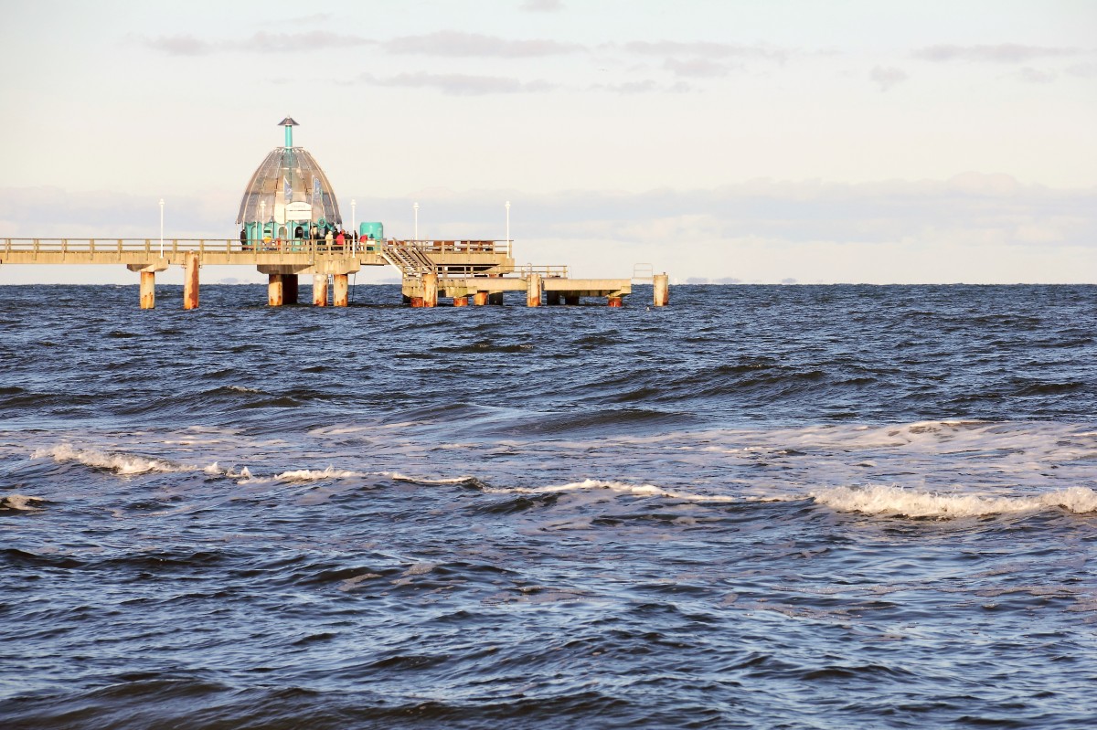 Blick vom Strand vor Zinnowitz auf die Seebrcke mit der Tauchgondel in Zinnowitz am 26. Dezember 2014