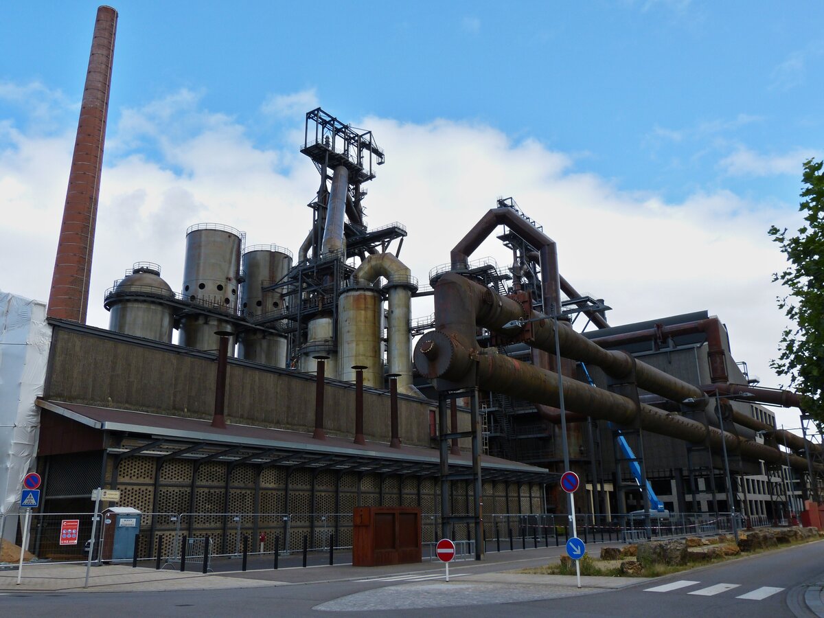 Blick von der Strae auf das Industiedenkmal, den Hochofen in Esch Belval. 08.2021