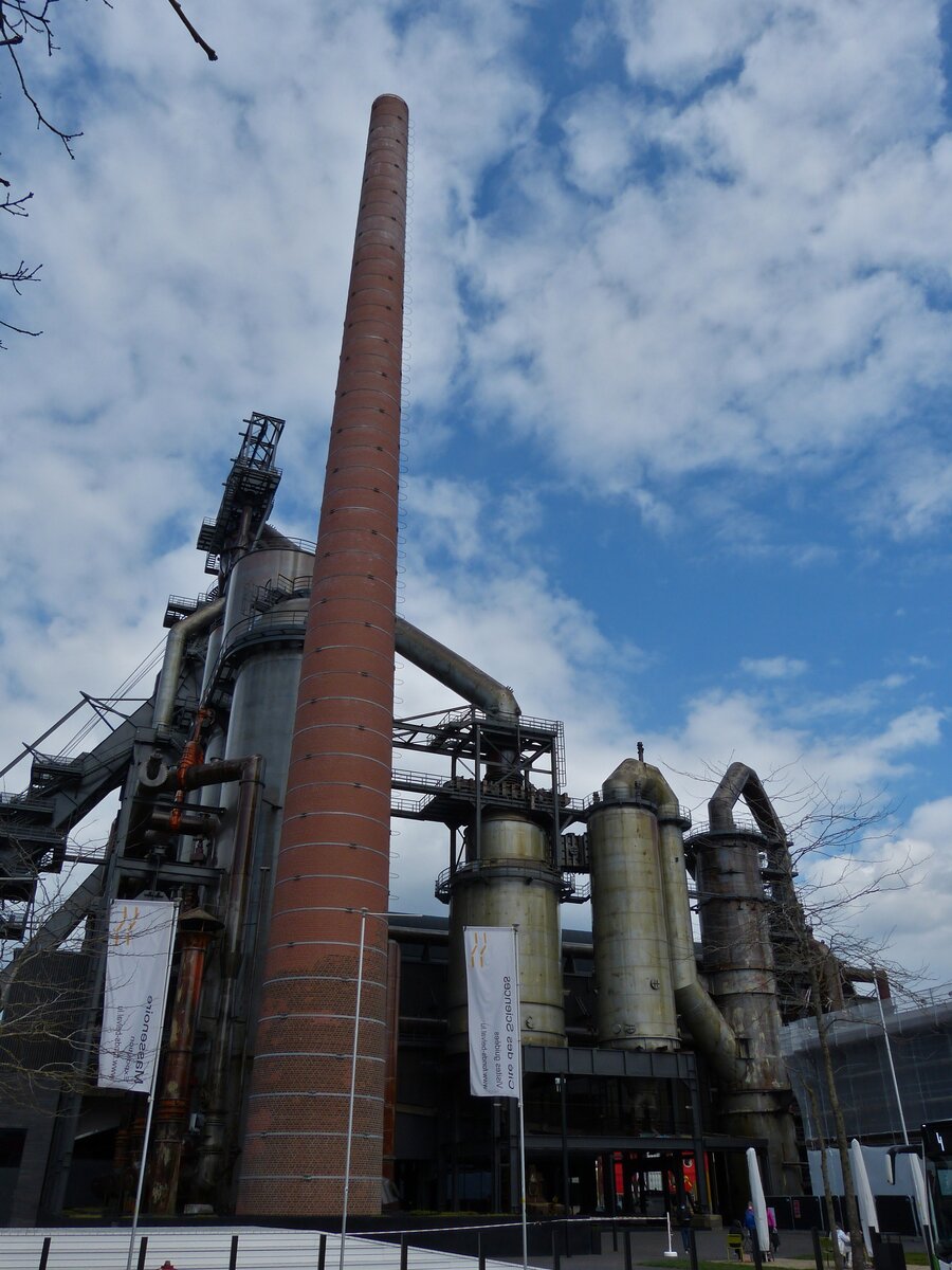 Blick von der Strae auf das Industiedenkmal, den Hochofen in Esch Belval. 04.2021